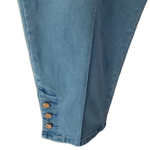 Thin Her Light Denim Capri Pants -Size 18 - Picture 3 of 7